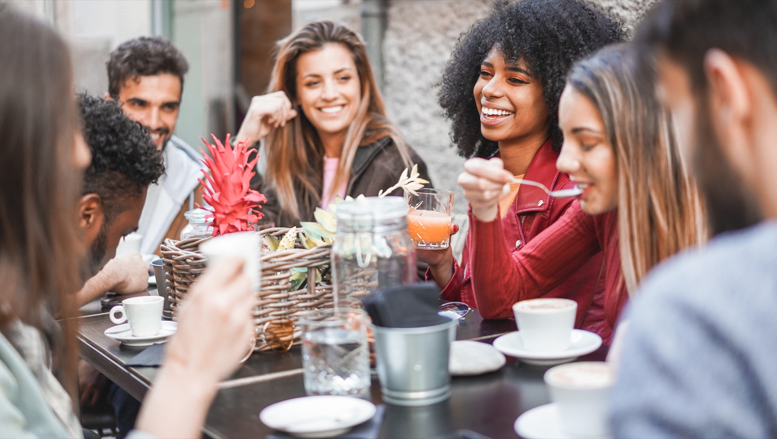 Horecagasten genieten samen op een terras